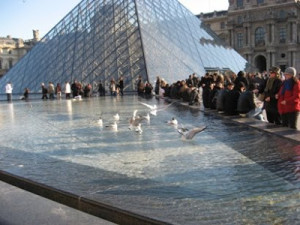ساحة متحف اللوفر. يطير الحمام (البط في هذه الحالة)...
